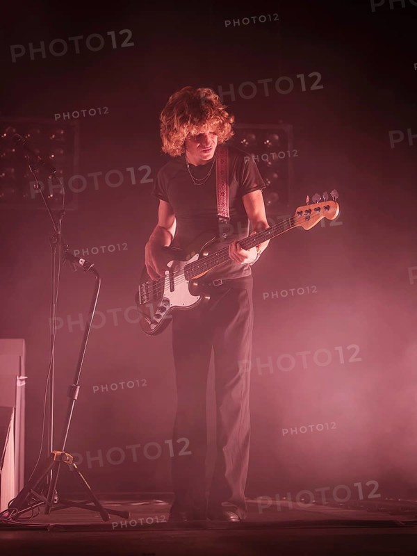 Noah Hill, Bassist von Parcels live in der Berliner Max-Schmeling-Halle am 04.10.2025