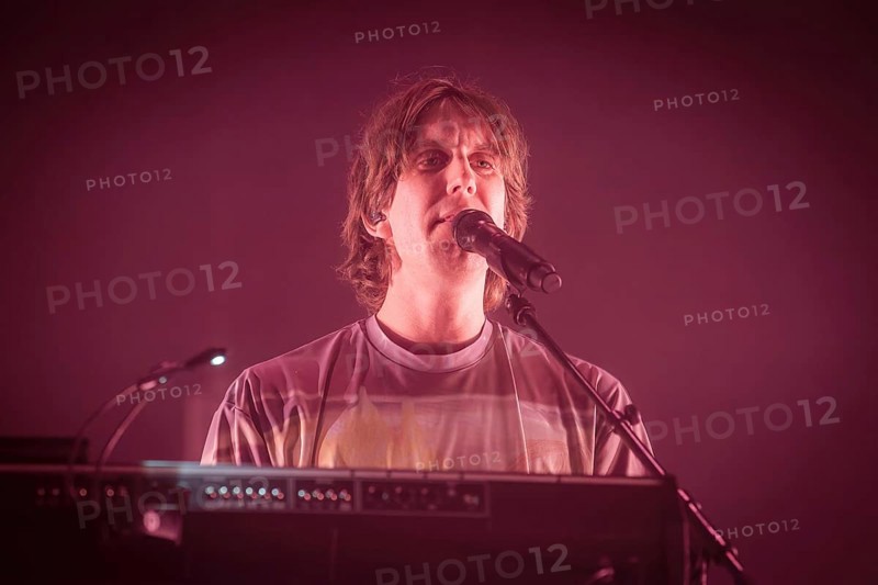 Patrick Hetherington, Keyboarder von Parcels live in der Berliner Max-Schmeling-Halle am 04.10.2025