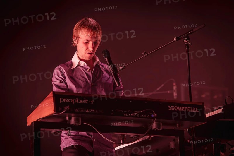 Louie Swain, Keyboarder von Parcels live in der Berliner Max-Schmeling-Halle am 04.10.2025