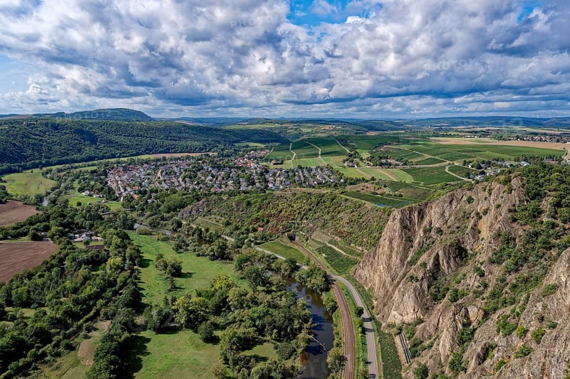 Ausblick vom Rotenfels, einer Steilwand am Naheufer im Naturpark Soonwald-Nahe, auf das Nahetal und die Stadt Bad Kreuznach, OT Bad Münster, im Weinbaugebiet der Pfalz. Traisen, Landkreis Bad Kreuznach, Rheinland-Pfalz, Deutschland