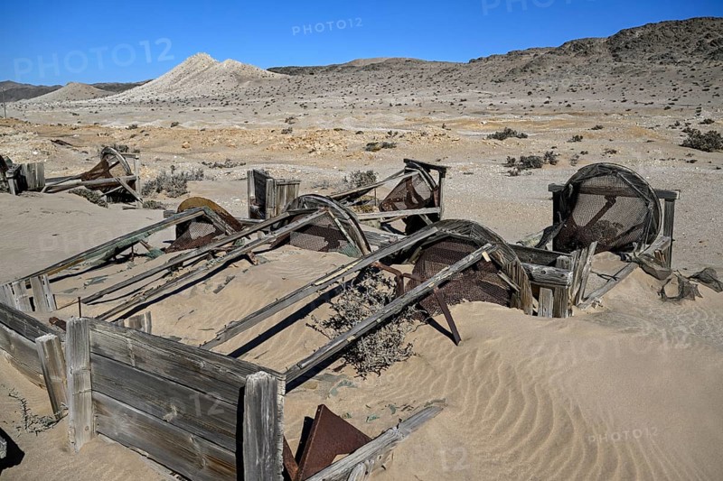 Verrostete Trommelsiebe im Wüstensand, Pomona, Diamentensperrgebiet, bei Lüderitz, Region Karas, Namibia