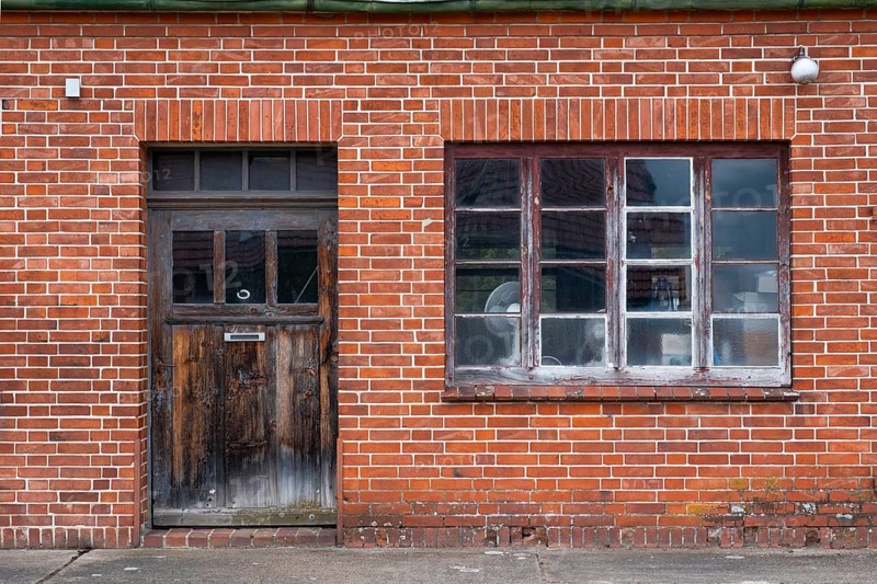 View of the entrance area of an older residential building with a red brick workshop, Uenzen, Bruchhausen-Vilsen, Lower Saxony, Germany