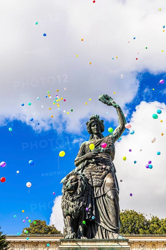 Colourful balloons rise high above the statue of Bavaria into the white-blue sky, grand finale of the Wiesnwirte Platzkonzert, Festwiese, Theresienwiese, Oktoberfest, Munich, Upper Bavaria, Bavaria, Germany
