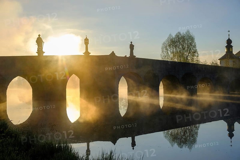 Morning atmosphere, fog at Fischhof, with historic Fischhof bridge, Tirschenreuth, Upper Palatinate, Bavaria, Germany