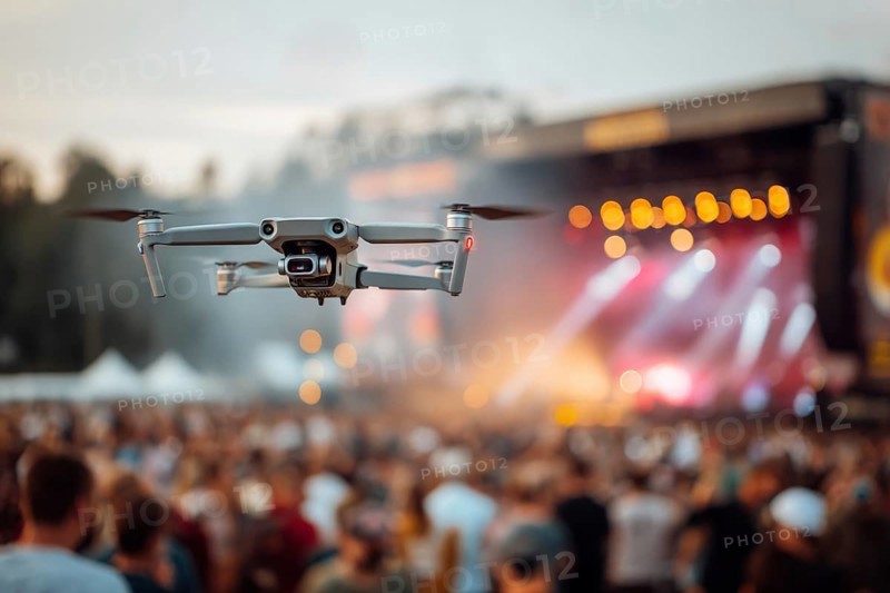 Ein Fernpilot steuert sein Quadrocopter, Drohne illegal über ein Open-Air Musik Konzert mit vielen Menschen, Symbolbild für illegaler Drohnenbetrieb über Menschenmengen, Missachtung von Flugverbotszonen, kritische Infrastruktur, Flugverbot, Betriebsverbot, Persönlichkeitsrechte, Eigentumsrechte, Urheberrechte, AI generiert, AI generated
