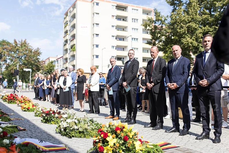 Prof. Dr Axel Klausmeier (Director of the Berlin Wall Foundation and art historian), Kai Wegner (Governing Mayor of Berlin) and other participants at a wreath-laying ceremony to commemorate the division of the city from 13 August 1961 to 9 November 1989 and to remember the victims of tyranny at the Bernauer Strasse Memorial, Berlin, 13.08.2025