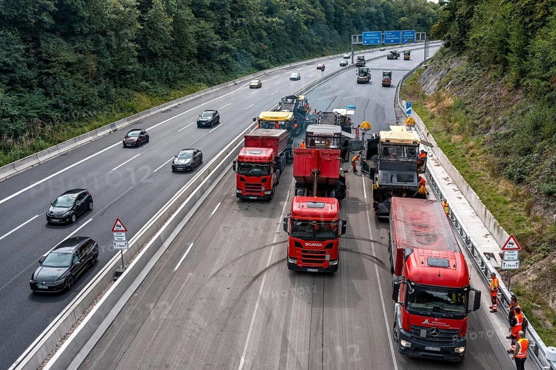 Rehabilitation of the A52 motorway near Essen, an 8 km long section between the Essen-Kettwig junction and the Essen-Ost motorway junction was completely renovated over a period of 9 years, 6 lanes, new drainage pipes, carriageway, bridges, noise barriers, traffic facilities, here the last section, direction Düsseldorf, new carriageway surface, laying of porous asphalt, whispering asphalt, at the Essen-Rüttenscheid junction, North Rhine-Westphalia, Germany