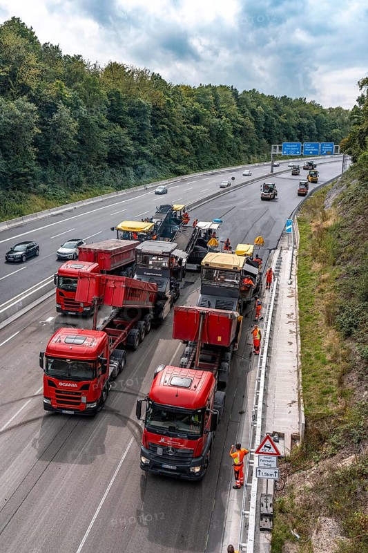 Rehabilitation of the A52 motorway near Essen, an 8 km long section between the Essen-Kettwig junction and the Essen-Ost motorway junction was completely renovated over a period of 9 years, 6 lanes, new drainage pipes, carriageway, bridges, noise barriers, traffic facilities, here the last section, direction Düsseldorf, new carriageway surface, laying of porous asphalt, whispering asphalt, at the Essen-Rüttenscheid junction, North Rhine-Westphalia, Germany