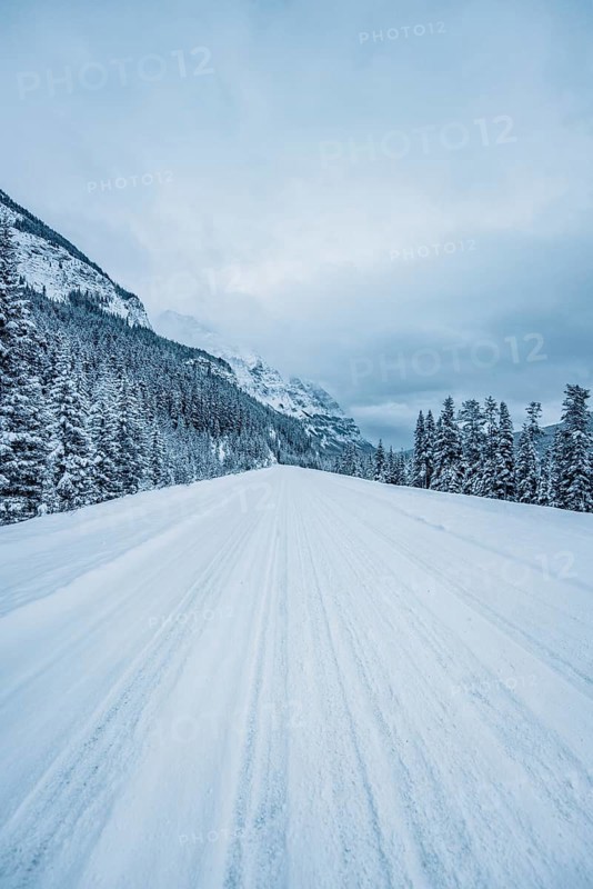 Winter road trip on the Icefields Parkway with lots of snow and ice, Banff National Park, Jasper National Park, Alberta, Canada