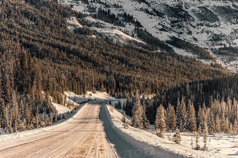 Winter road trip on the Icefields Parkway with lots of snow and ice, Banff National Park, Jasper National Park, Alberta, Canada