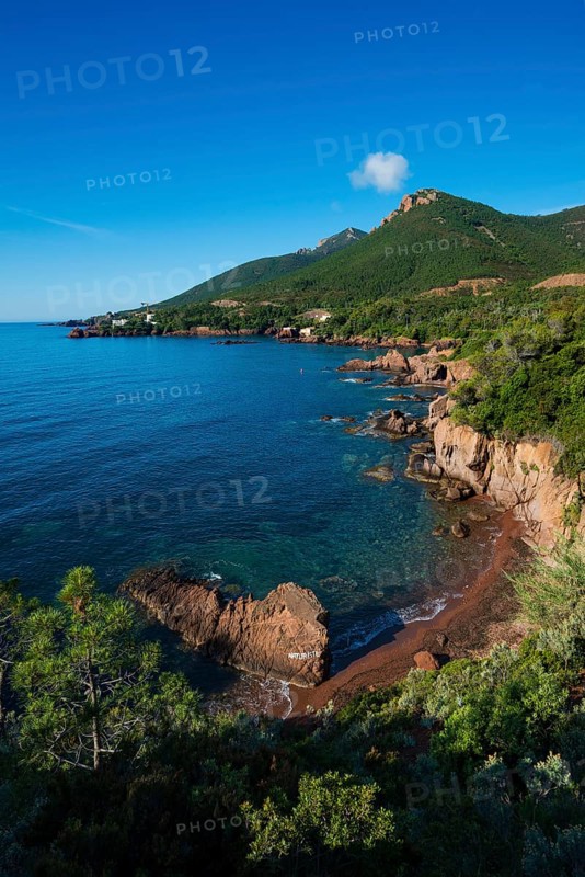 Picturesque coast and red rocks, near Anthéor, Saint-Raphaël, Massif de l'Esterel, Esterel Mountains, Département Var, Cote d'Azur, Provence-Alpes-Côte d'Azur, France