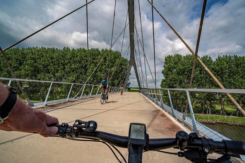 The Liniebrug, bicycle and pedestrian bridge over the Amsterdam-Rhine Canal near the village of Nigtechtew, spans the shipping canal at around 104 metres, the ramps on both sides of the canal are a good 500 metres long, gentle ascent for cyclists, connects various cycle paths south of Amsterdam, Netherlands