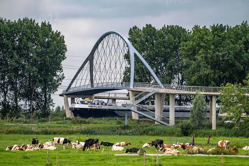 The Liniebrug, bicycle and pedestrian bridge over the Amsterdam-Rhine Canal near the village of Nigtechtew, spans the shipping canal at around 104 metres, the ramps on both sides of the canal are a good 500 metres long, gentle ascent for cyclists, connects various cycle paths south of Amsterdam, Netherlands