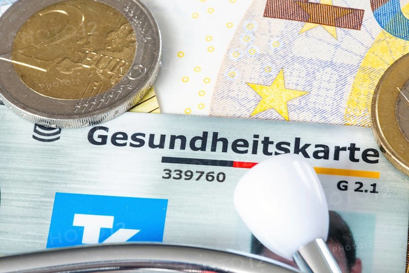 Health insurance contributions Symbolic image: health card, stethoscope and cash