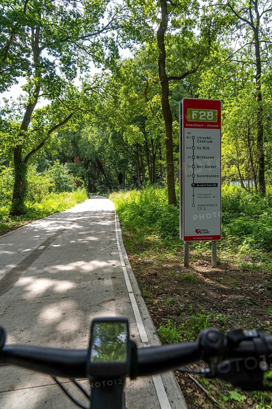 Long-distance cycle path F28, so-called Doorfietsroute, through cycle path, in the province of Utrecht, connects the city of Utrecht, as well as 4 municipalities and the city of Amersfoort, part of a cycle path network, 21 km long, mostly illuminated, mostly without crossings, pure cycle path, marked with red asphalt in town crossings, bicycles have priority over cars, completed in June 2025, Netherlands