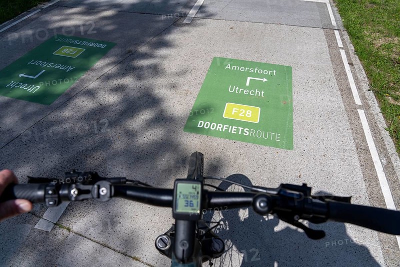 Long-distance cycle route F28, so-called Doorfietsroute, through cycle route, in the province of Utrecht, connects the city of Utrecht, as well as 4 municipalities and the city of Amersfoort, route signs on the road surface, part of a cycle path network, 21 KM long, mostly illuminated, mostly without crossings, pure cycle path, marked with red asphalt in town crossings, bicycles have priority over cars, completed in June 2025, Netherlands