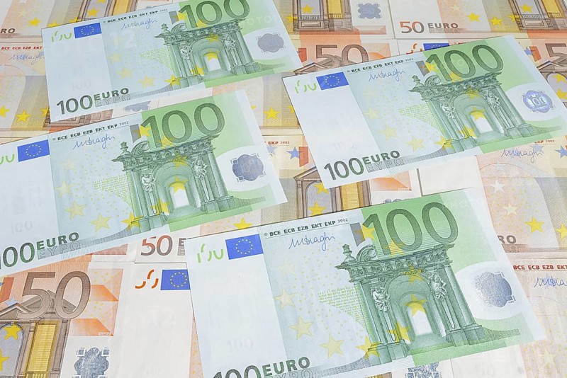 100 and 50 euro banknotes