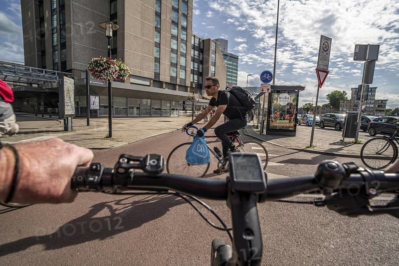 Cycle along the Jaarbeursplein, south of Utrecht Central, HBF, on the central cycle path in the city centre of Utrecht, lanes for pedestrians, cyclists and vehicles are separated, heavy cycle traffic, Netherlands