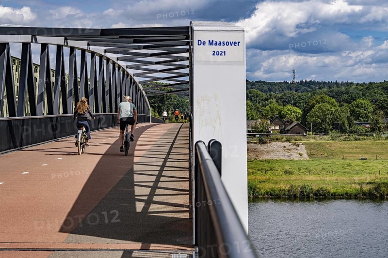 De Massover cycle path bridge, over the Meuse south of Nijmegen, near Cuijk, part of the MaasWaalpad long-distance cycle path, 12 km between Nijmegen and Cuijk, built in 2021, for 15 million euros, Meuse river crossing for cyclists and pedestrians, part of a cycle path network, used by many commuters, next to a railway bridge, Netherlands