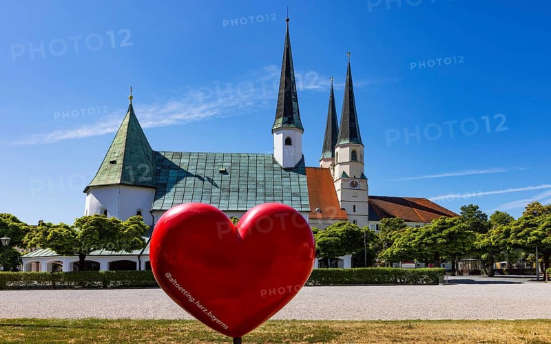 Chapel of Grace and Stiftspfarrkirche Sankt Philippus und Jakobus am Kapellplatz, place of pilgrimage, Altötting, Upper Bavaria, Bavaria, Germany
