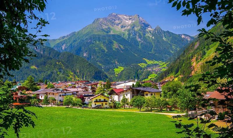 View of the village with the Grinbergspitzen 2884m, Mayrhofen, Zillertal, Zillertal Alps, Tyrol, Austria