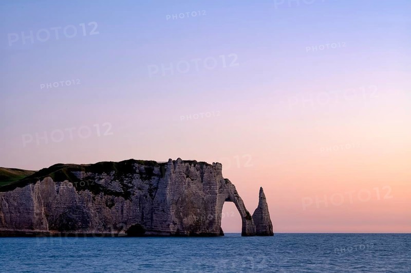 Rock arch Falaise or Porte d'Aval and rock needle Aiguille, Étretat, sea, steep coast, cliffs, chalk cliffs, alabaster coast, La Côte d'Albâtre, sunset, evening mood, atmospheric, Normandy, Seine-Maritime, France
