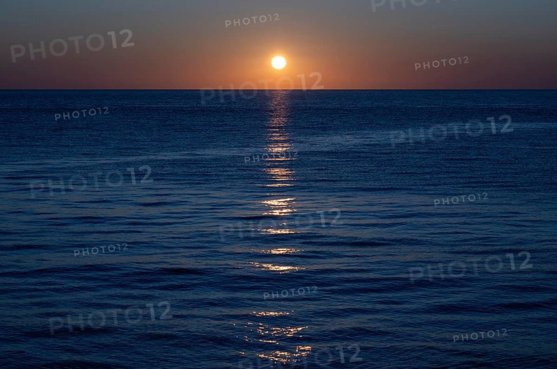 Sunset by the sea, North Sea, English Channel, Étretat, evening mood, atmospheric, Normandy, Seine-Maritime, France