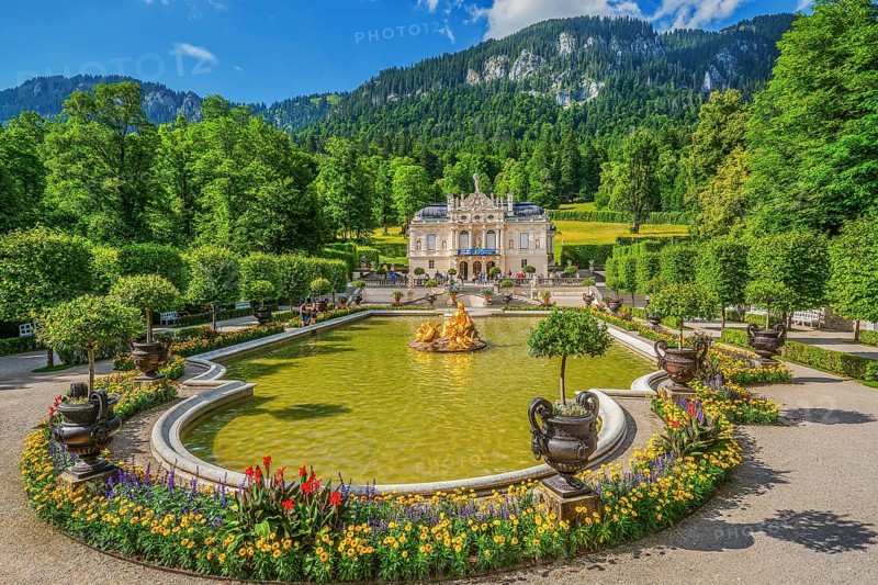 Water parterre with golden fountain and the front view of Linderhof Palace, Ettal, Ammertal, Upper Bavaria, Bavaria, Germany, UNESCO World Heritage Site