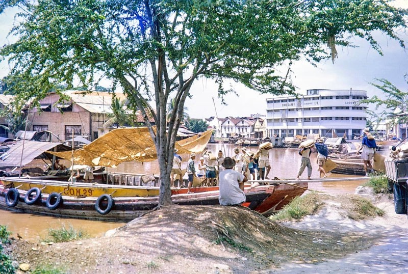 Unloading sacks from cargo boat on Singapore River, Singapore, southeast Asia c 1963 Sime Darby Ltd Godown warehouse in background