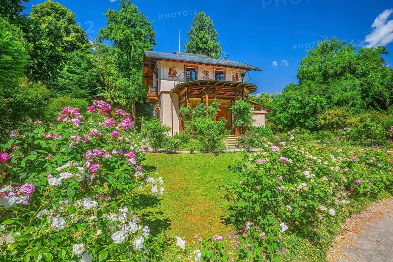 Rose garden in front of the Pompeian-Bavarian casino on the Rose Island in Lake Starnberg, Feldafing, Upper Bavaria, Bavaria, Germany