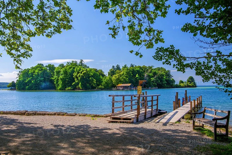 Bell jetty on the lakeshore with a view of Roseninsel in Lake Starnberg, Feldafing, Upper Bavaria, Bavaria, Germany