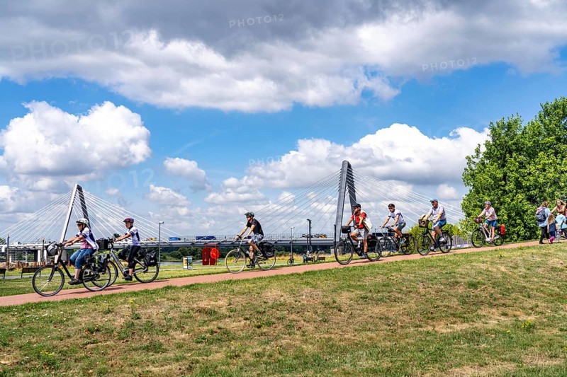 Cycle path in the Neulandpark in Leverkusen on the Rhine, in the background the new Rhine bridge of the A1, 1 construction phase, near Leverkusen, participants of the North Rhine-Westphalia Cycle Tour, 4-day, 220 KM long round trip through the Rhineland, with over 1400 participants, North Rhine-Westphalia, Germany