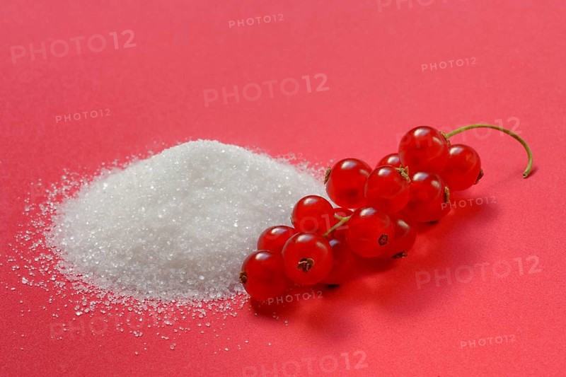 Redcurrants and piles of sugar