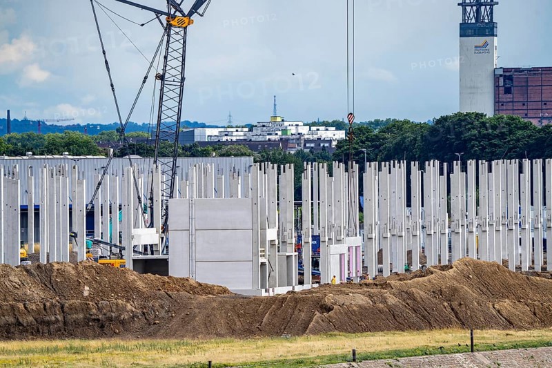 Construction of a new logistics hall on the Mercatroinsel, Hall 2, next to an existing hall, approx. 25, 000 square metres in size, in Duisburg-Ruhrort, shell construction, North Rhine-Westphalia, Germany