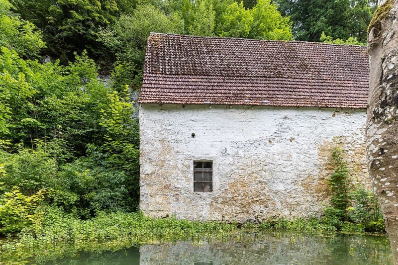 Old barn. The building is located near the source of the Zwiefalter Ach river at the Wimsen Cave excursion destination in the Swabian Alb. Hayingen, Baden-Württemberg, Germany