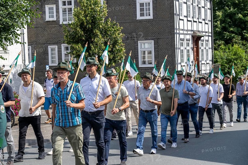 Rifle festival in Bad Fredeburg, in the Sauerland region, marching of the rifle companies in the town, parade, St George's Rifle Brotherhood, 3-day rifle festival, for 193 years, customs in the Hochsauerland district, North Rhine-Westphalia, Germany