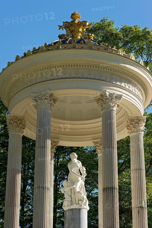 Statue of Venus with Cupid in the Temple of Venus above the terraced gardens, park of Linderhof Castle, UNESCO World Heritage Site, Ettal, Unterammergau, Garmisch-Partenkirchen, Upper Bavaria, Bavaria, Germany