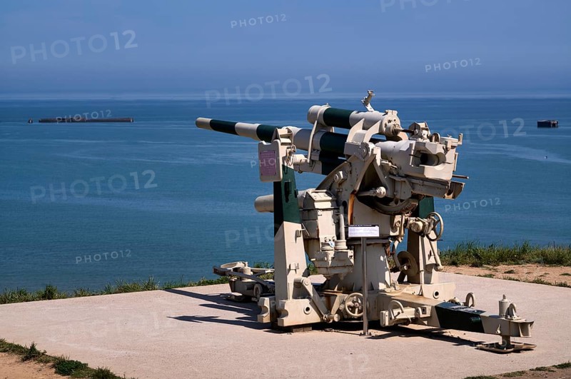 German 8, 8 cm gun, cannon, anti-aircraft gun, behind it Phoenix Caissons, caissons, concrete boxes, were used in the sea as breakwaters and to form an improvised harbour, Mulberry B Harbour, Mulberry Harbour, Port Winston, Gold Beach, beach, D-Day, Operation Overlord, Atlantic Wall, Arromanches-les-Bains, Normandy, Calvados, France