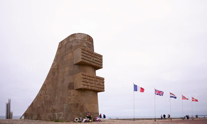 Memorial to the landing of the US V Corps on 6 June 1944, Les Braves on the left, memorial by Anilore Banon, polynational memorial to the Second World War, Omaha Beach, D-Day, Operation Overlord, Saint-Laurent-sur-Mer near Colleville-sur-Mer, Normandy, Calvados, France