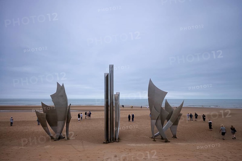 Tourists, visitors on the beach, Les Braves, memorial of Anilore Banon, polynational memorial to the Second World War, Omaha Beach, D-Day, Operation Overlord, Saint-Laurent-sur-Mer near Colleville-sur-Mer, Normandy, Calvados, France