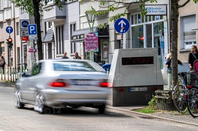 Mobile speed camera system, of the city of Essen, for speed monitoring, speed camera trailer, can be relocated at short notice, here in a 30 km/h zone, Rüttenscheider Straße, the system is set up temporarily at danger spots, Essen, North Rhine-Westphalia, Germany