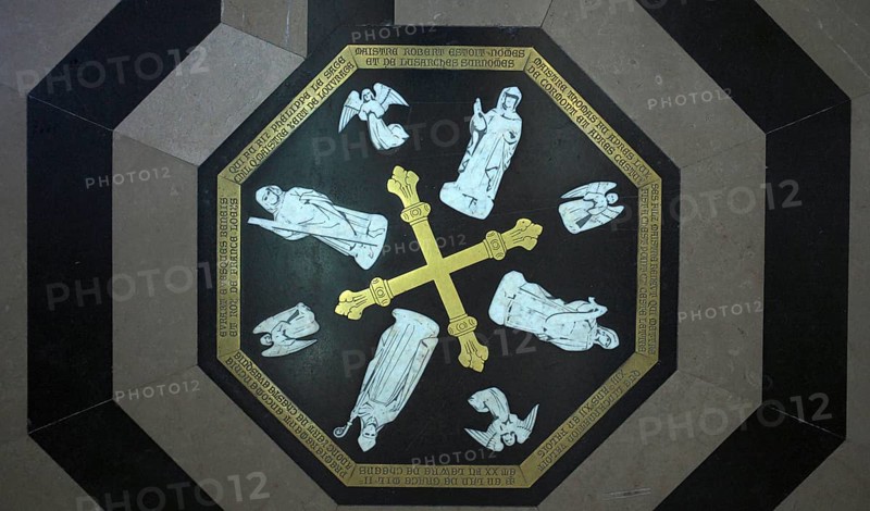 Interior view, floor labyrinth, commemorative plaque in honour of the builders and master builders of the cathedral, Cathédrale Notre-Dame d'Amiens, Amiens, Somme, France