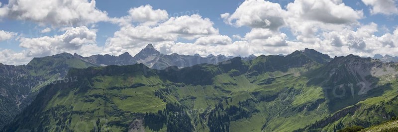 Mountain panorama from the Koblat high trail on the Nebelhorn over the Obertal valley with lush green alpine meadows to the Hochvogel and Rosszahn group with the Hochvogel, 2592m, Allgäu Alps, Allgäu, Bavaria, Germany