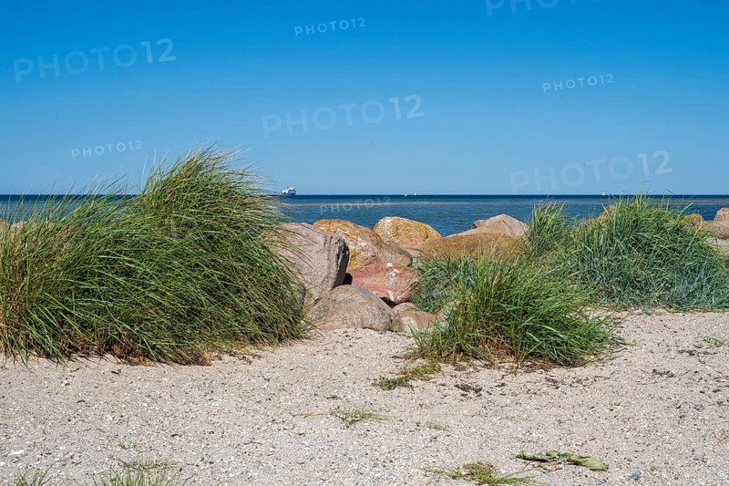 Large stones as a boundary on the sandy beach, Laboe, Baltic resort, Fjord, Baltic Sea, North Frisia, Schleswig-Holstein, Germany