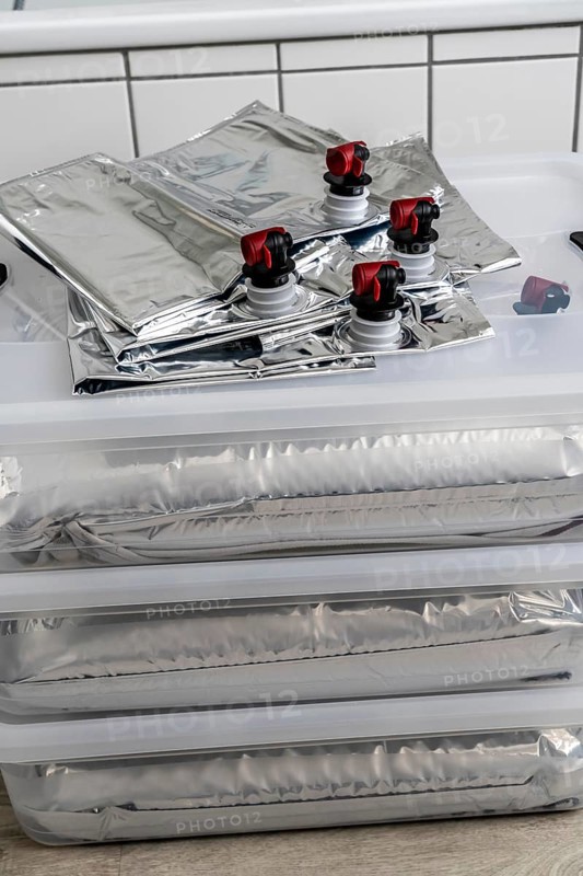 10 litre water bag, for storing drinking water at home, as an emergency reserve in the event of a blackout or similar, lightweight, foldable, reusable bag made of multi-layer film, with tap, for long-term storage of up to one year, recommended 3 litres of drinking water per person, for 10 days of storage