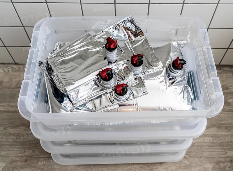 10 litre water bag, for storing drinking water at home, as an emergency reserve in the event of a blackout or similar, lightweight, foldable, reusable bag made of multi-layer film, with tap, for long-term storage of up to one year, recommended 3 litres of drinking water per person, for 10 days of storage