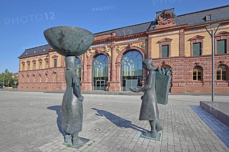 Old Post Office built in 1893 Neo-Renaissance and sculpture Shoe Carrier by Martin Schöneich 2015, monument to woman during the development of the former shoe industry, shoe production, bronze sculpture, modern art, shoe, female figure, carrying a large basket on her head, symbol, shoemaker, carrier, presentation, show, building, Joseph-Krekeler-Platz, Old Post Office, Shoe Carrier, Pirmasens, Rhineland-Palatinate, Germany