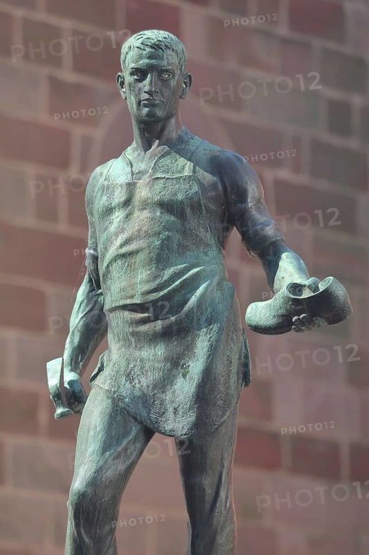 Cobbler's fountain with cobbler Johann Joß sculpture as a symbol of the former shoe industry and shoe production, manufacture, shoes, hammer, craftsman, male figure, detail, presentation, show, bronze sculpture, fountain, Pirmasens, Rhineland-Palatinate, Germany