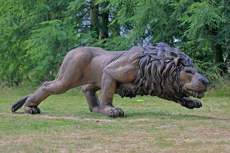 Sculpture Lion by Joscha Bender 2024, Blickachsen 14, Modern Art, large male lion figure with mane, creeping, walking, mouth, open, teeth, spa garden, Bad Homburg, Taunus, Hesse, Germany