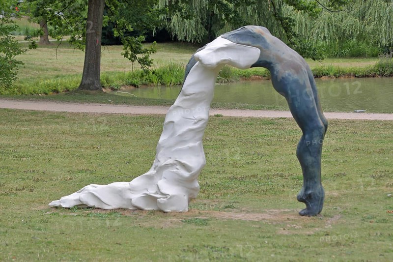 Sculpture Arched Figure by Grace Schwindt 2020, Blickachsen 14, modern art, abstract art, female figure, arched, curved, curved, round, bend, athletic, flexible, bridge, gymnastics, spa gardens, Bad Homburg, Taunus, Hesse, Germany